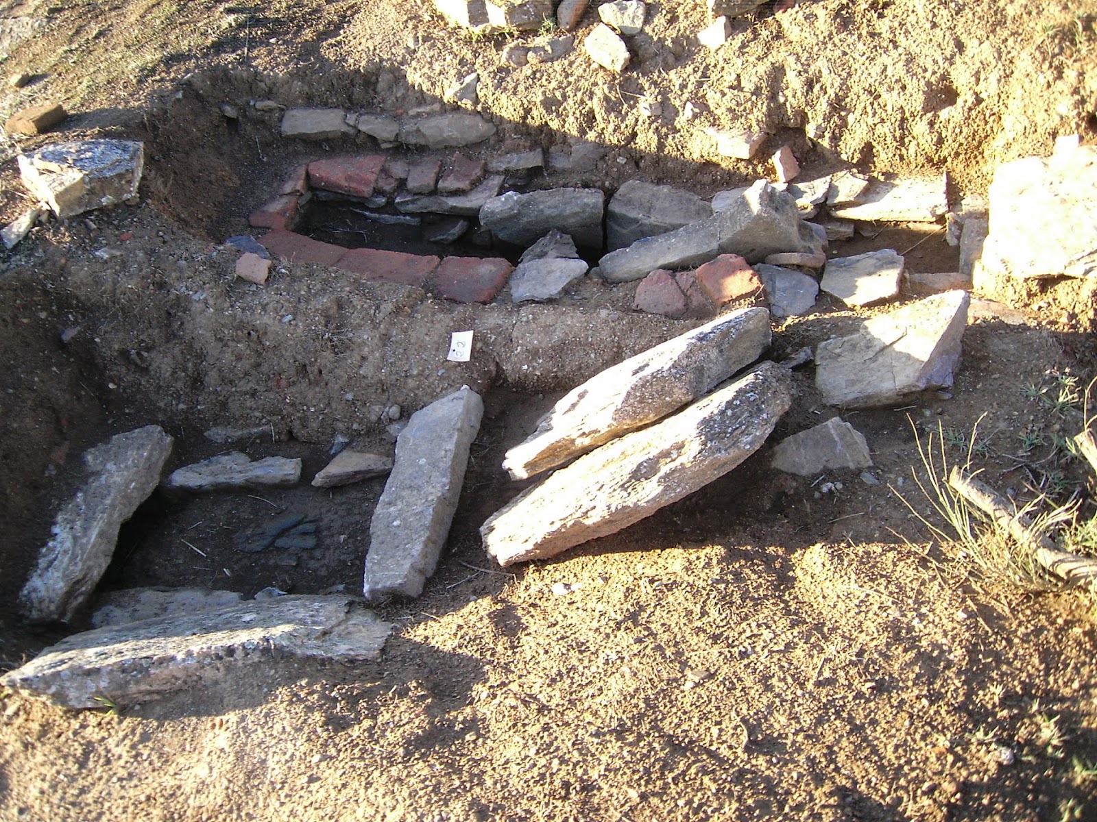 PEQUEÑA ARQUEOLOGÍA Fuente del Maestre, tumbas visigodas y restos fósiles