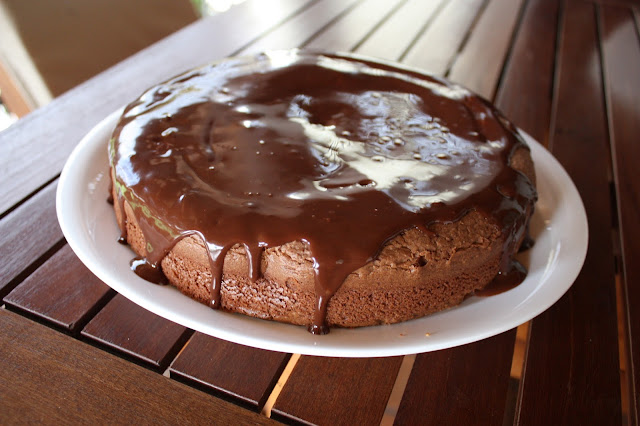 Torta soffice al cioccolato con copertura