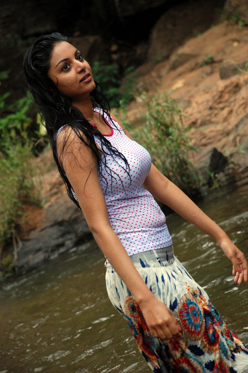 Tamil Actress Sanam New Wet Spicy Stills in Movie MaaYai Beautiful