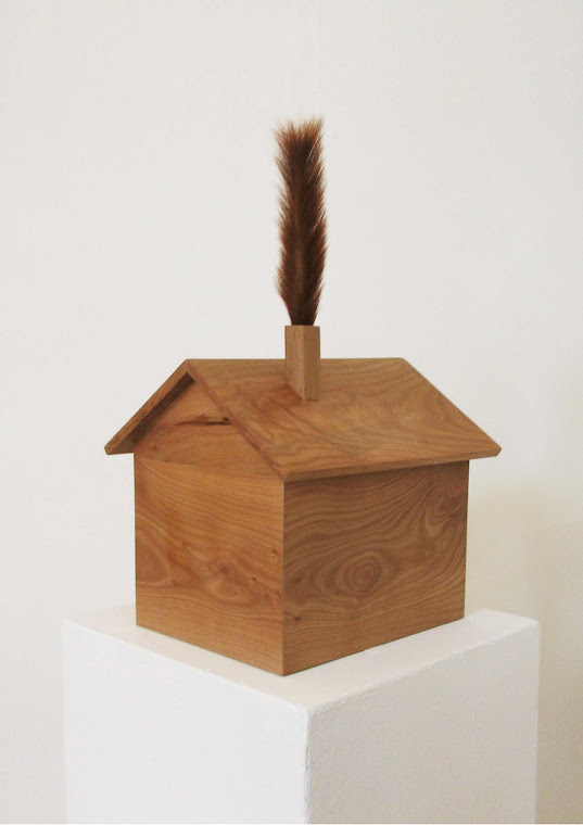 L'ECONOMIE, bois de poirier, queue d'écureuil taxidermisé, 52 x 24 x 30 cm, 2009