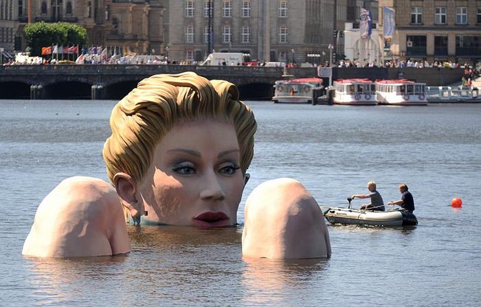 சித்திரங்கள்  Hamburg_water_woman_sculpture_04