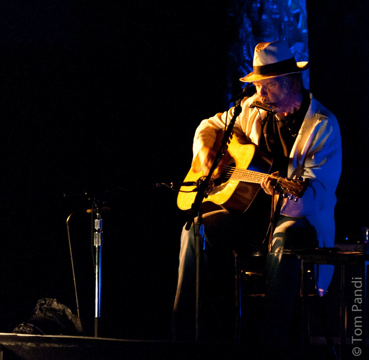 Neil Young News: Concert Reviews of Neil Young at Massey Hall, Toronto