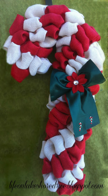 alt="Burlap Candy Cane Wreath Tutorial using Pool Noodle"