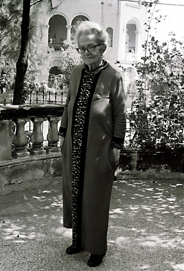 Dulce María Loynaz en su casa de la calle E y 19, Vedado.