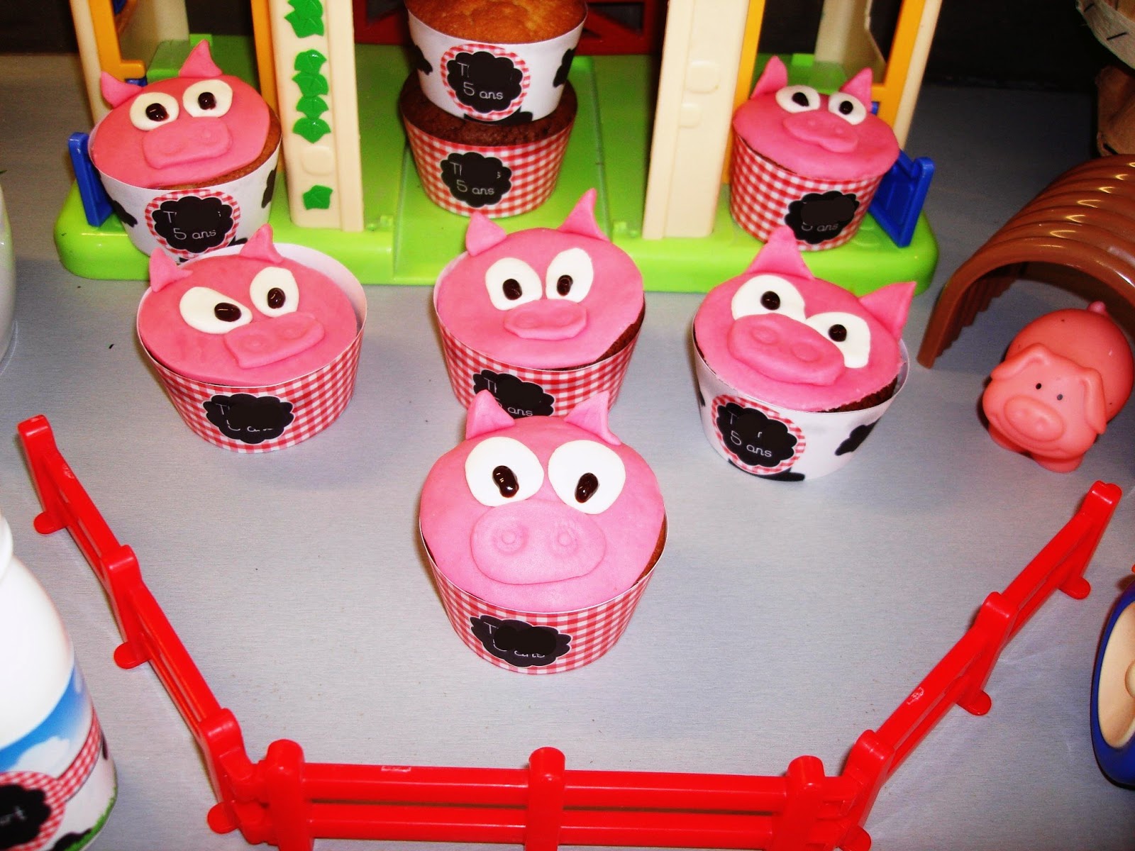 gateau cupcake cochon ferme party anniversaire 5 ans JPG