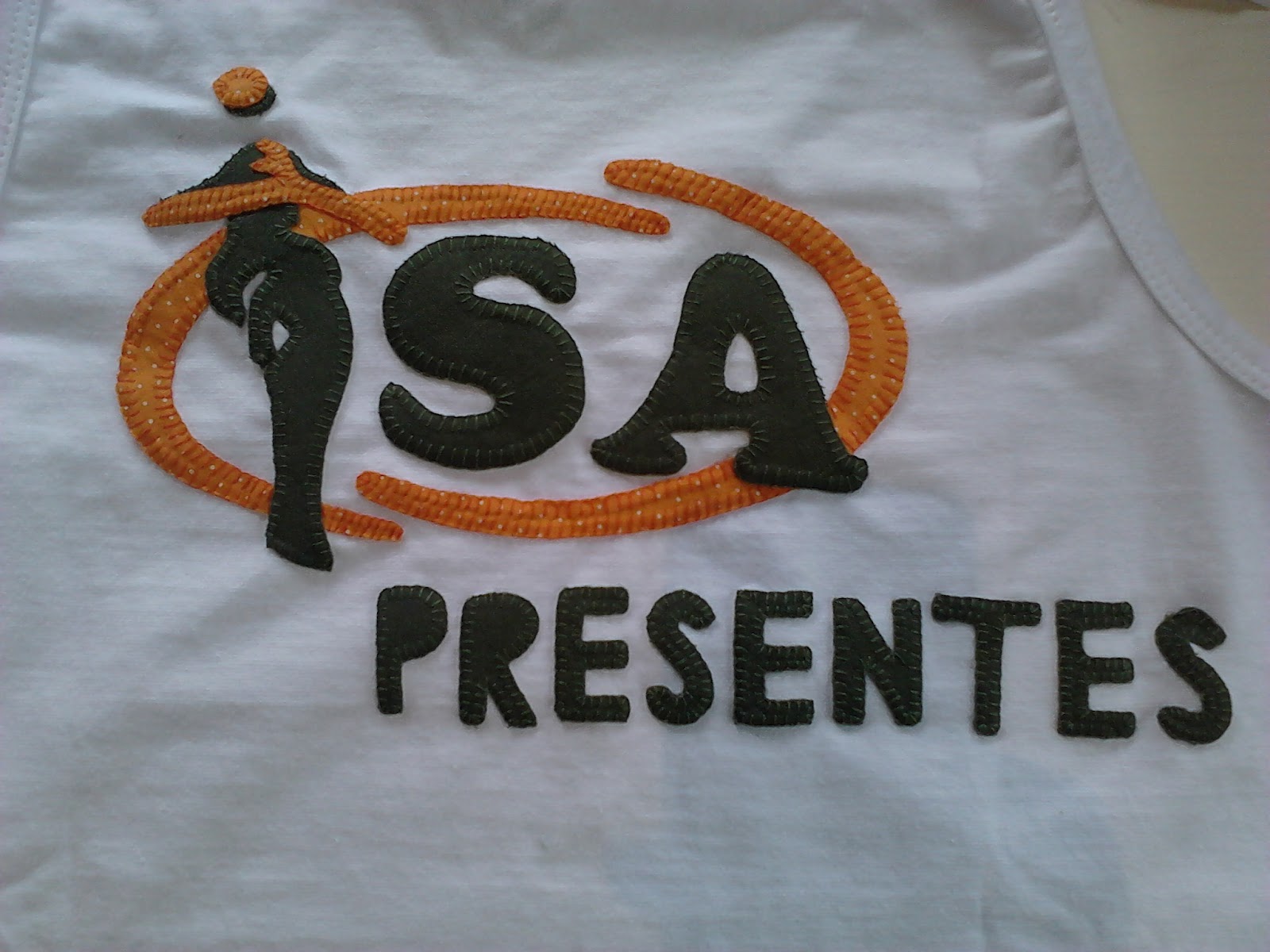 Lú Art Mania Blusinha com slogan da loja Isa Presentes Armario Clothing Ghatkopar ~ Lú Art Mania Blusinha com slogan da loja Isa Presentes