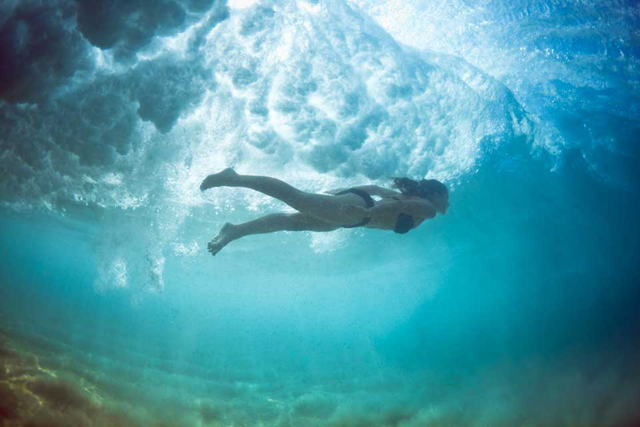 Fotos submersas de banhistas passando debaixo de ondas
