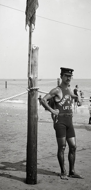 Спасатель на берегу, 1920-е годы