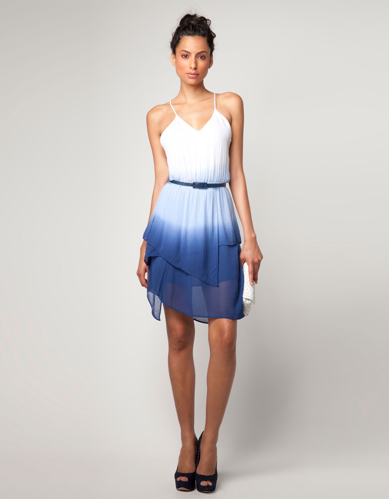 vestido tiene dos combinaciones de colores blanco y azul el color azul ...