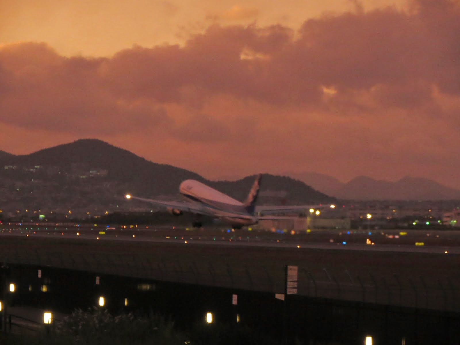 伊丹空港と宝塚の夜景