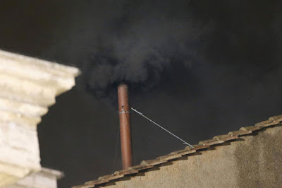 Fumata negra - Primer día del Cónclave, 12 de marzo de 2013