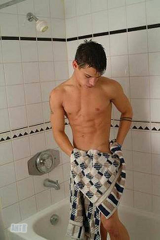 Студент моет в ванне свой длинный хер фото