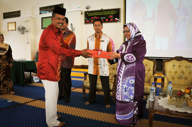 YB. Dato Munir MD. Pengkalan Iman menyampaikan cenderamata pada Prof. Dr. Zaliha