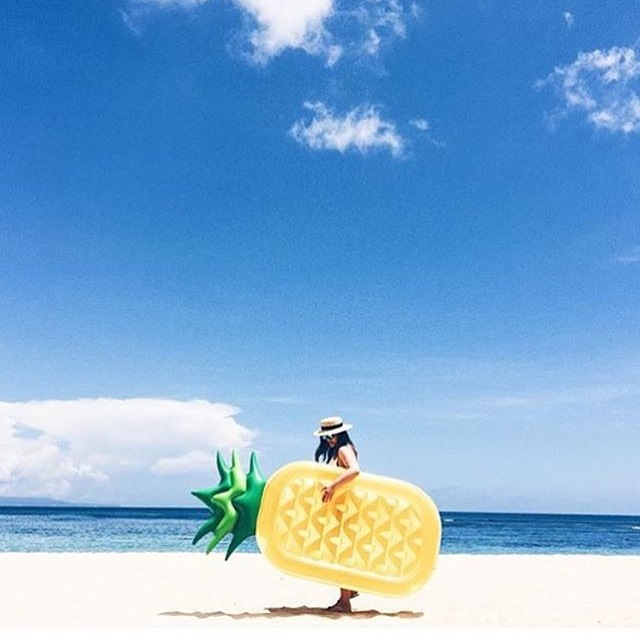 sunday,ananas,pineapple,jaune,yellow,beach,plage,matelas gonflable,piscine