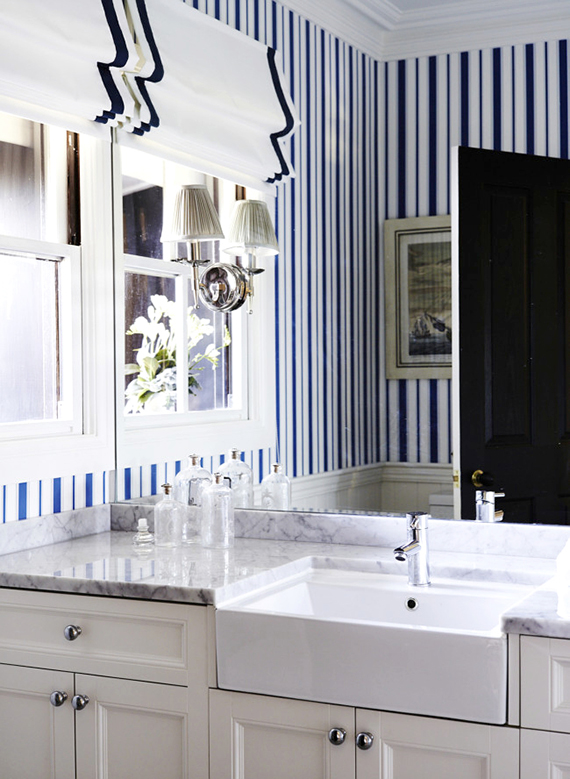 Bathrooms with bold patterned walls | Image by Lisa Cohen for Vogue Living Australia 