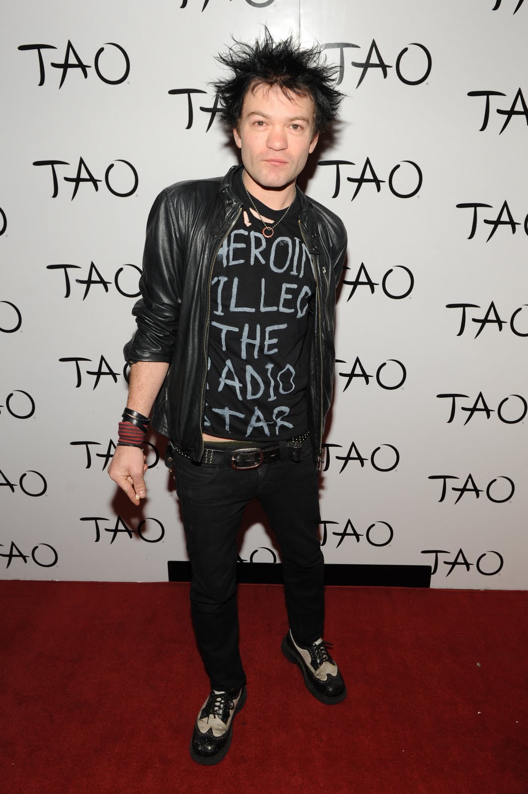 http://1.bp.blogspot.com/-AbbawGM4nNY/TZ9er09P-BI/AAAAAAAAPfo/3xJC6GG35BM/s1600/Deryck+Whibley+at+TAO.jpg