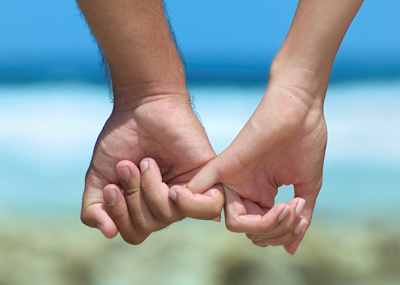 4 Macam Cara Bergandengan Tangan Dengan Kekasih [ www.BlogApaAja.com ]