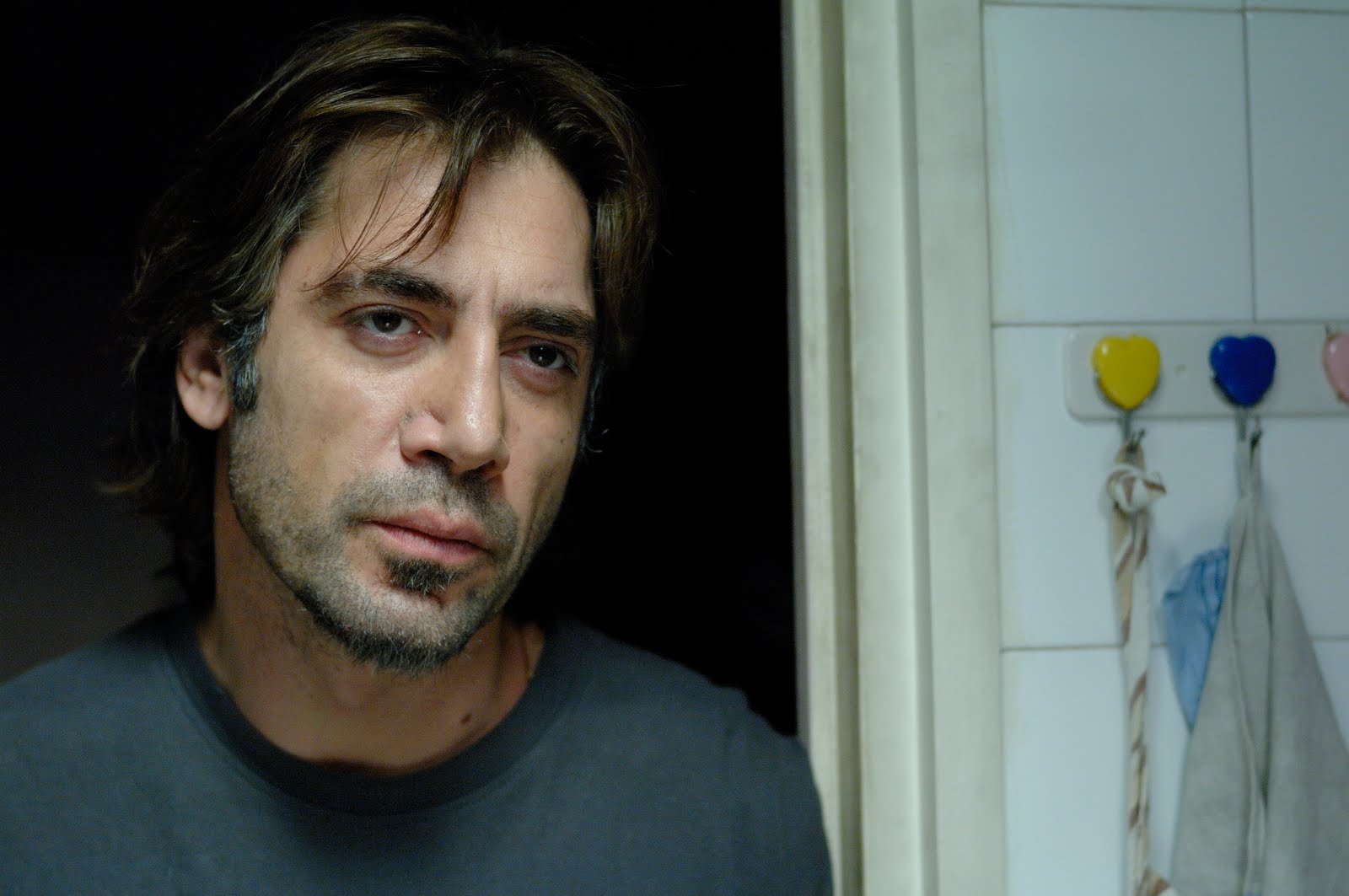 http://1.bp.blogspot.com/-AckXkHiLE5Q/TWhijdIZQmI/AAAAAAAAAQo/q6FmdklzyU4/s1600/Javier-Bardem-as-Uxbal-in-BIUTIFUL%2Bjavier.jpg