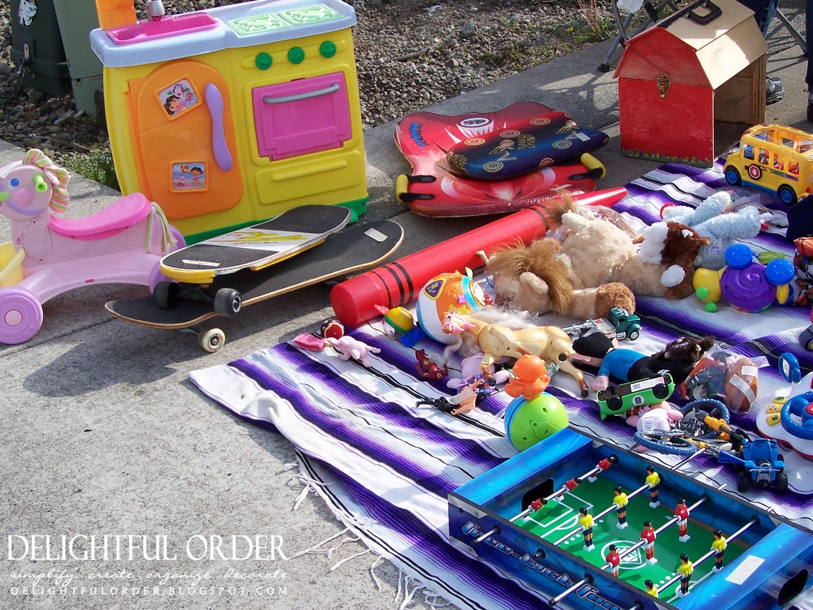 Delightful Order Host an Organized Garage / Yard Sale