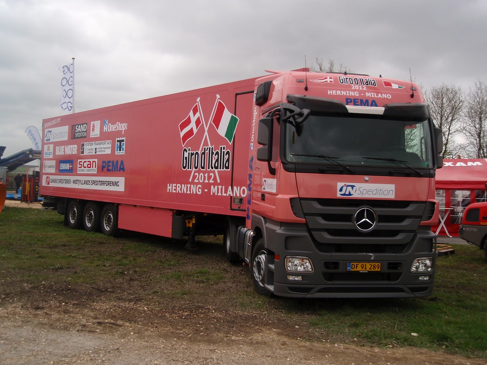 Brugte Lastbiler og Transportkøretøjer Lyserød MercedesBenz lastbil