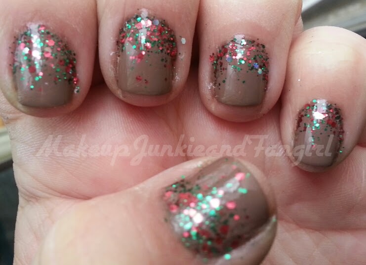 Makeup Junkie and Fangirl Christmas Mani 1 Glitter Gradient