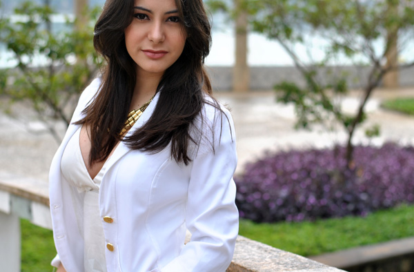 Bárbara Urias - look, blazer branco, colar dourado de correntes - lagoa da pampulha Bárbara Urias - look, blazer branco, colar dourado de correntes - lagoa da pampulha