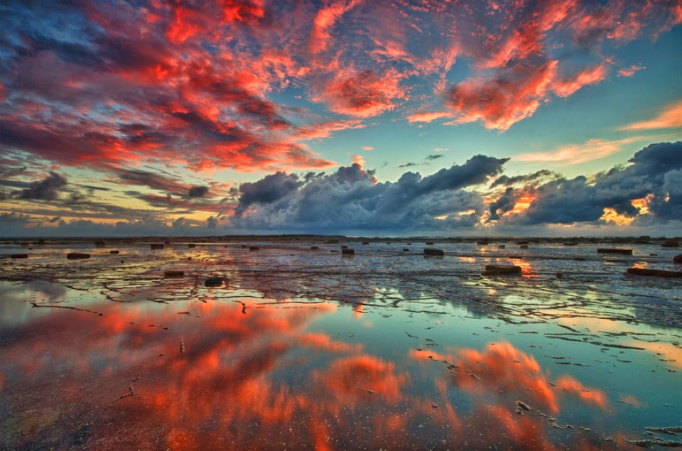 [Image: red-clouds-over-long-reef-australia.jpg]