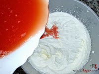 Helado de sandía - mezclando nata con sandía