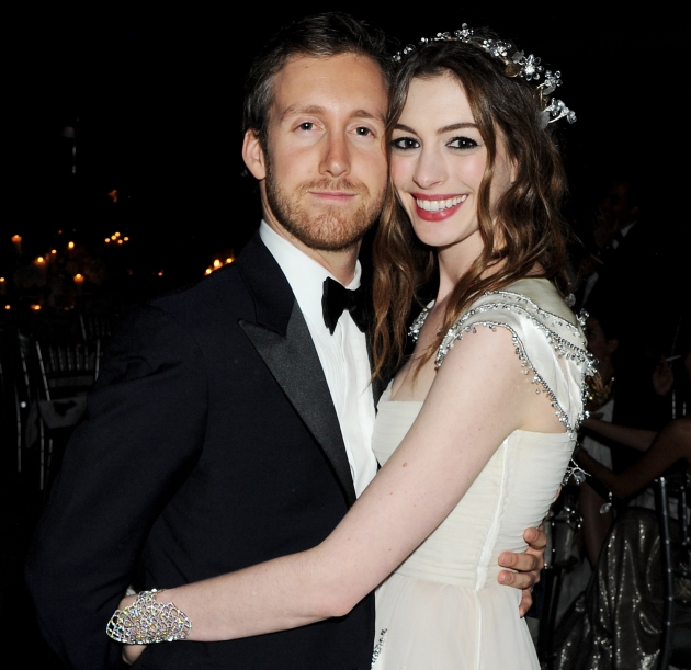 Gist Media Anne Hathaway finally marries Adam Shulman.