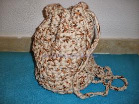 mochila tejida a crochet con trapillo