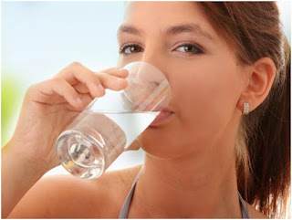 Beba mucha agua en su plan de dieta Beber agua cuando se consume fibra en un plan de dieta