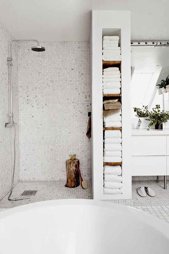 White bathroom ©Daniella Witte