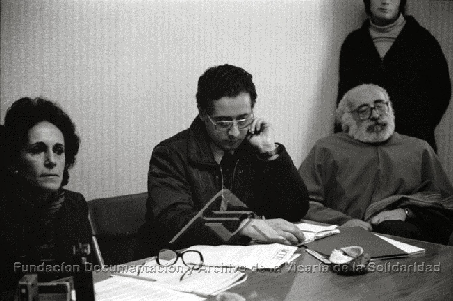 L'AVOCATE FABIOLA LETELIER ET LE DOCTEUR MANUEL ALMEYDA LORS D’UNE CONFÉRENCE DE PRESSE, LE 22 JUILLET 1983. PHOTO COLLECTION FONDATION DE DOCUMENTATION ET ARCHIVES DE LA « VICARÍA DE LA SOLIDARITÉ »