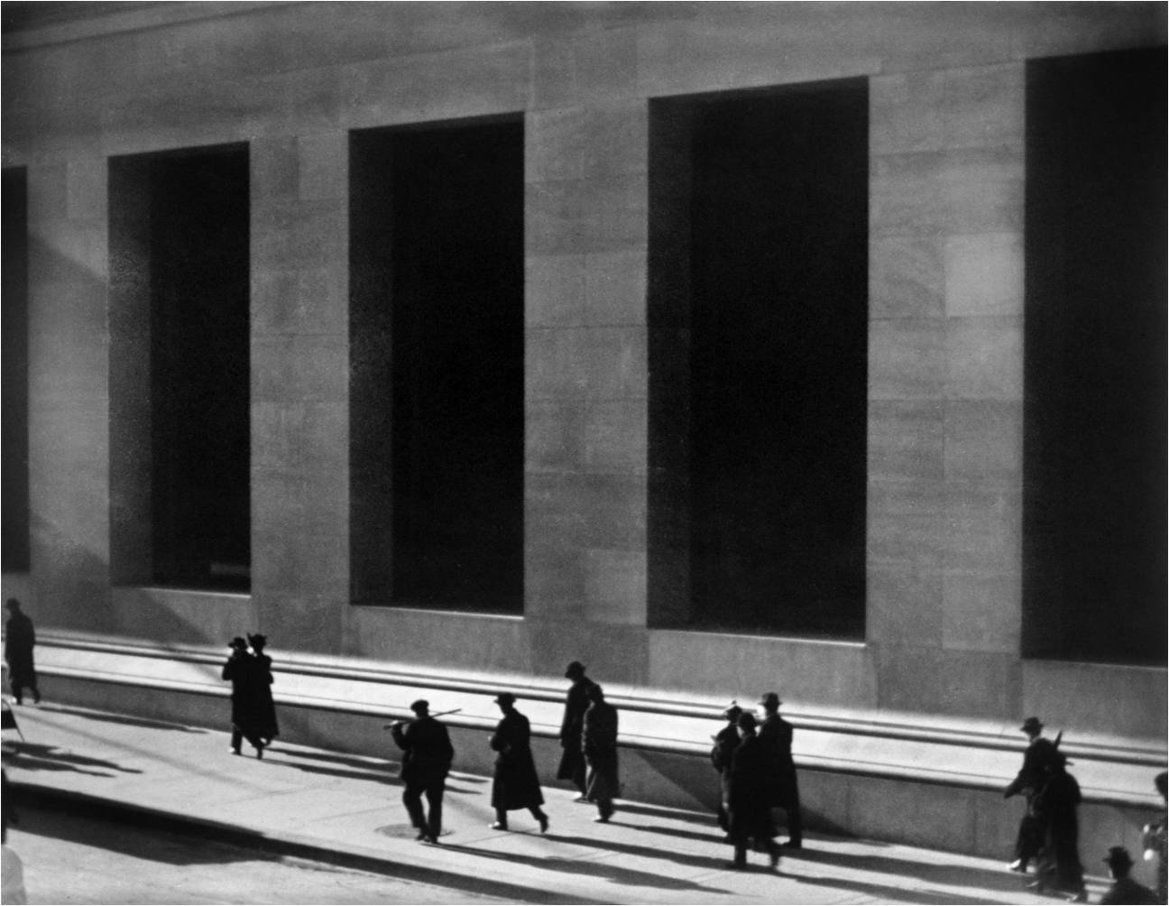 http://1.bp.blogspot.com/-AnDYbibnokA/T-UovCbpl5I/AAAAAAAACp0/Q7hsND7NMJM/s1600/Paul_Strand_wall-street-1915-paul-strand.jpeg