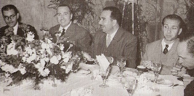 Chocolatada en el Bar La Joia durante el I Torneo Nacional Agustí Pujol 1951 con Medina, Pujol, Miró, Pomar y Ribera