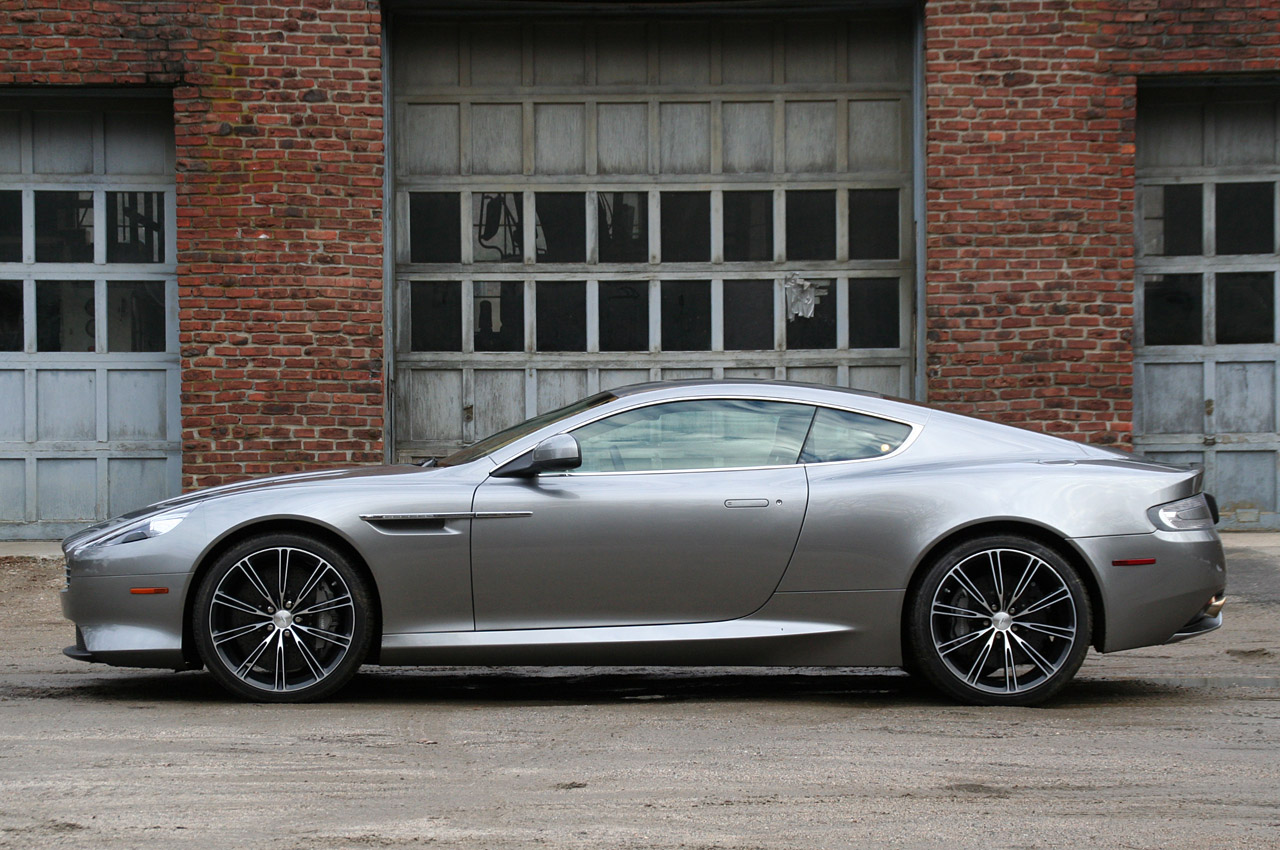 Красный Aston Martin Virage