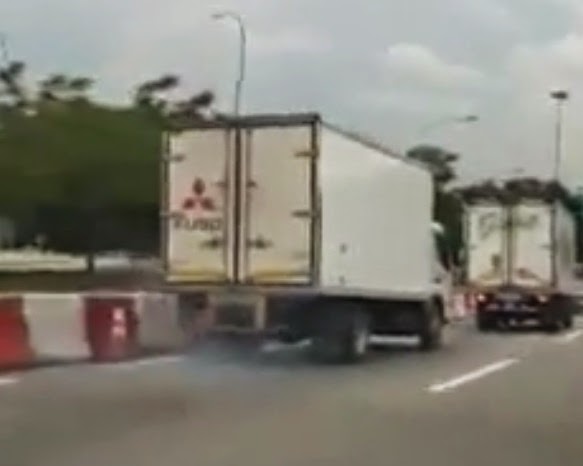 Pemandu Lori Buat Gila Di Lebuhraya NKVE Pemandu Lori Buat Gila Di Lebuhraya NKVE