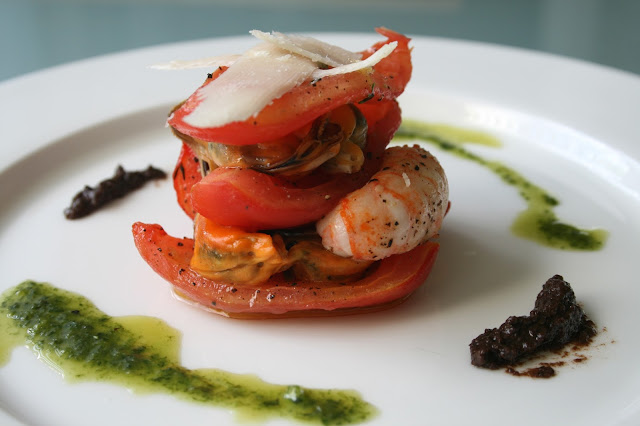 Tarte tatin met gekonfijte tomaten, langoustines en Zeeuwse mosseltjes