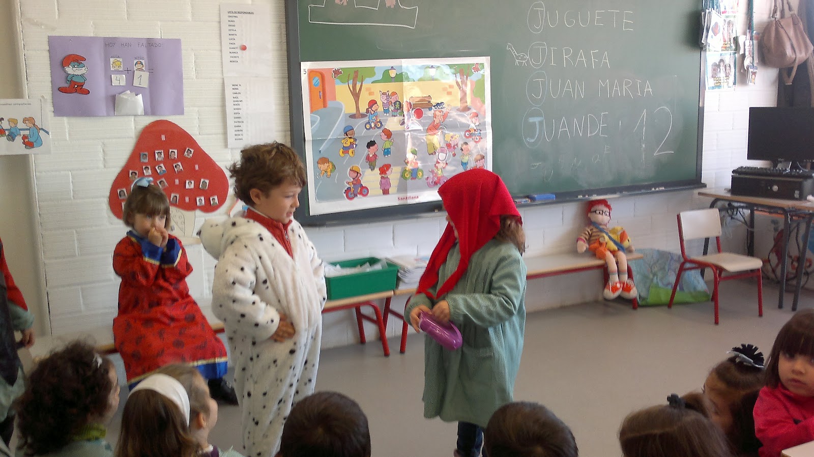 Como Es El Vestuario De La Mama De Caperucita Roja La clase de Natalia y sus pitufos.: Dramatización de un cuento