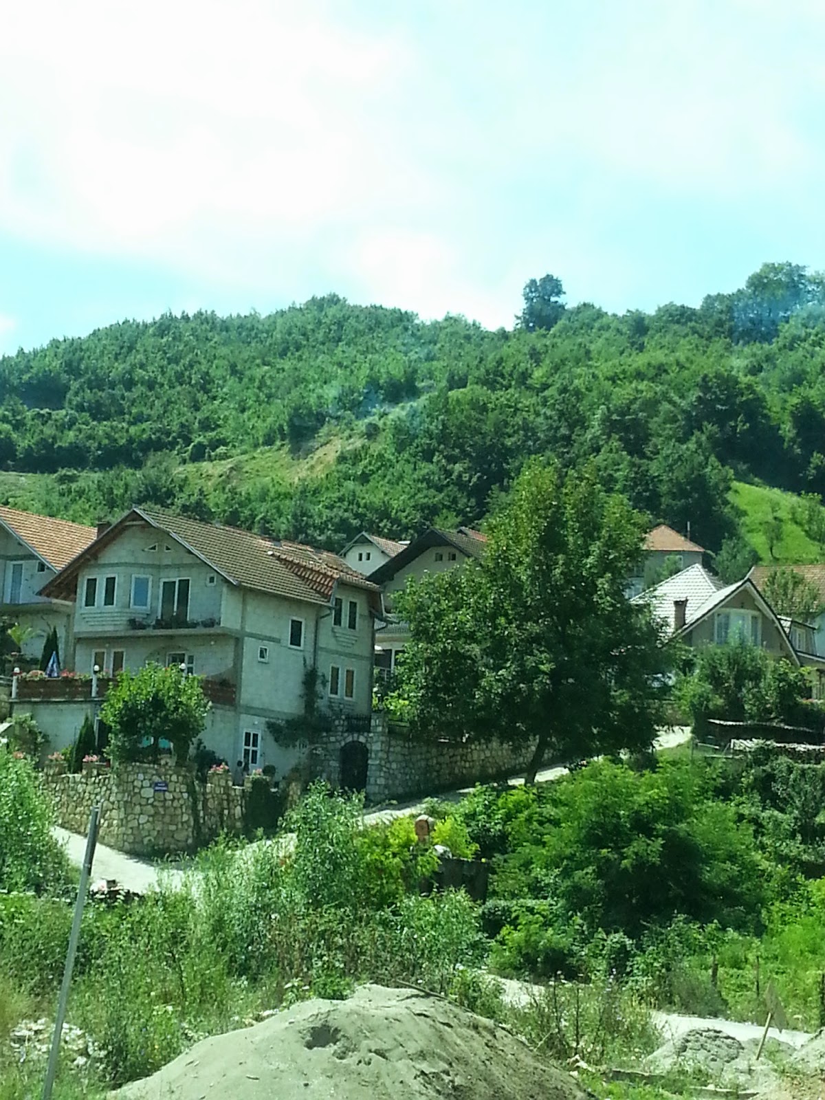 aklimiz havada gozumuz disarda dustuk yollara balkan turu pristina 11 gun