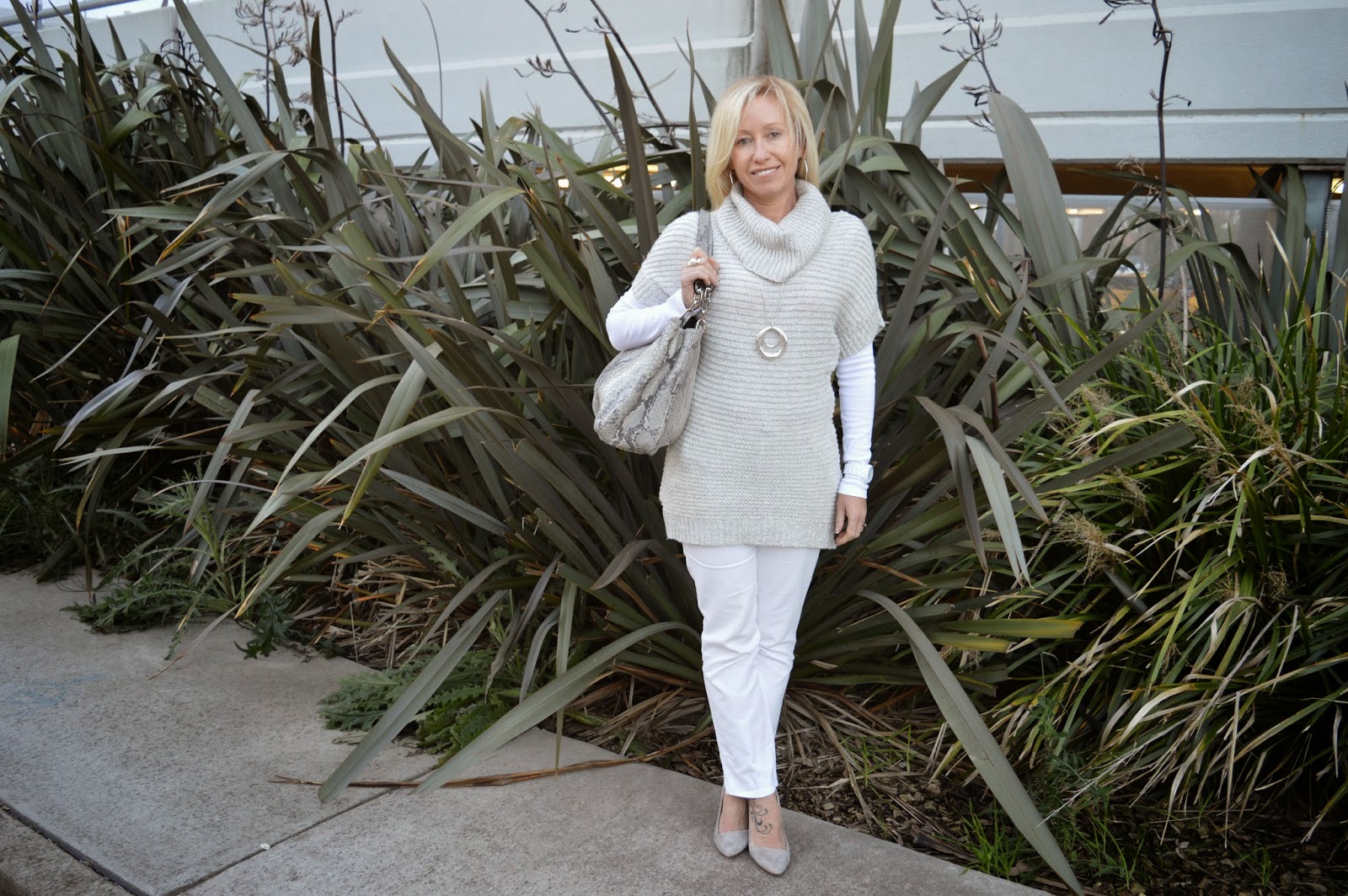 white pants, grey sweater, grey suede pumps, grey tote