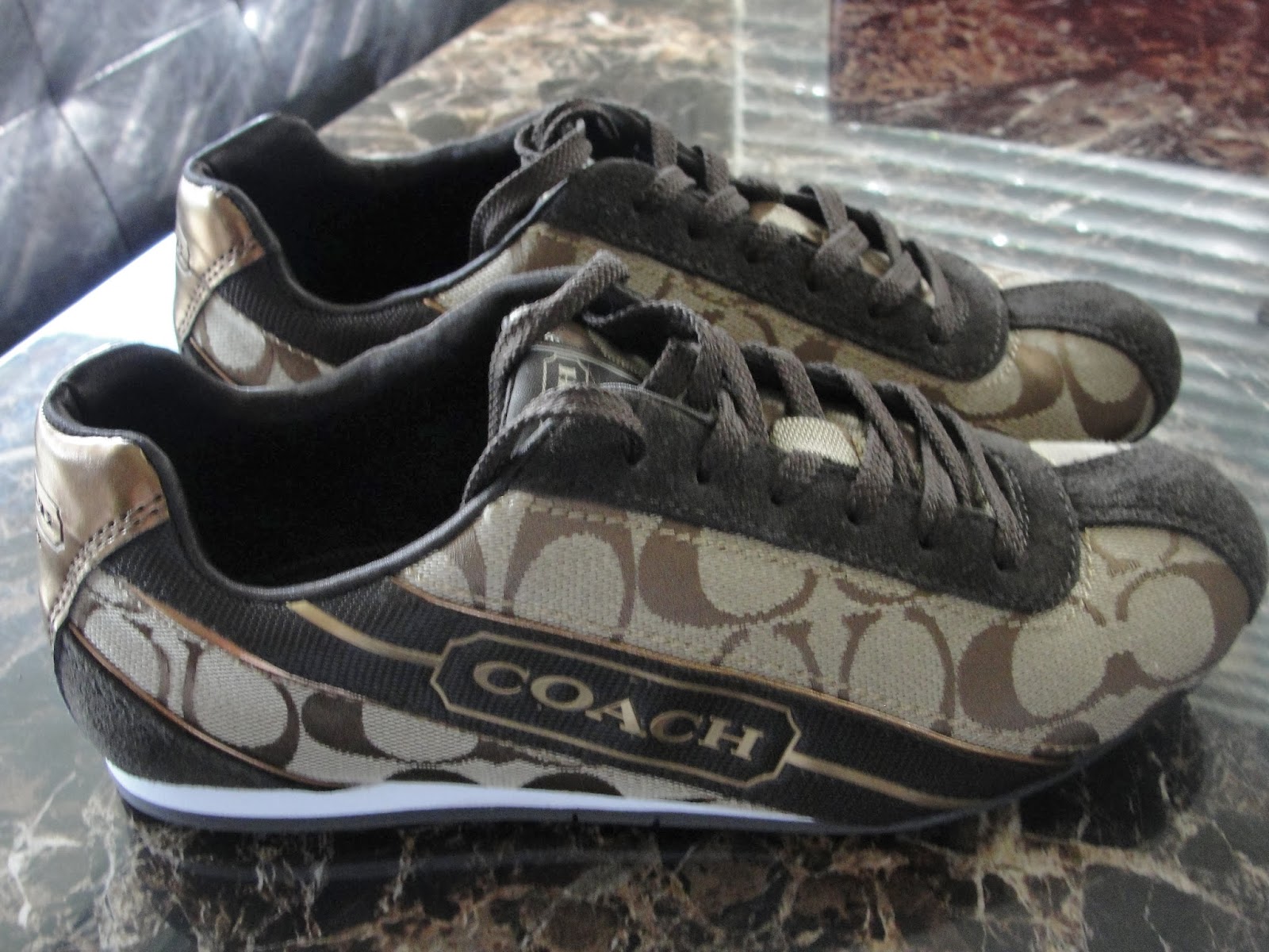 FASHION OVER 40 HOW TO WEAR JEANS WITH SNEAKERS (AND