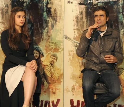 http://1.bp.blogspot.com/-B-Z_-l3_5U8/Uv6N6G7FjJI/AAAAAAAAkv4/HOUUcxGPM8M/s1600/Alia+Bhatt+and+Imtiaz+Ali+promote+Highway+in+London+(3).JPG