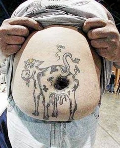 tatuaje de una vaca en el abdomen simulando el ano con el ombligo