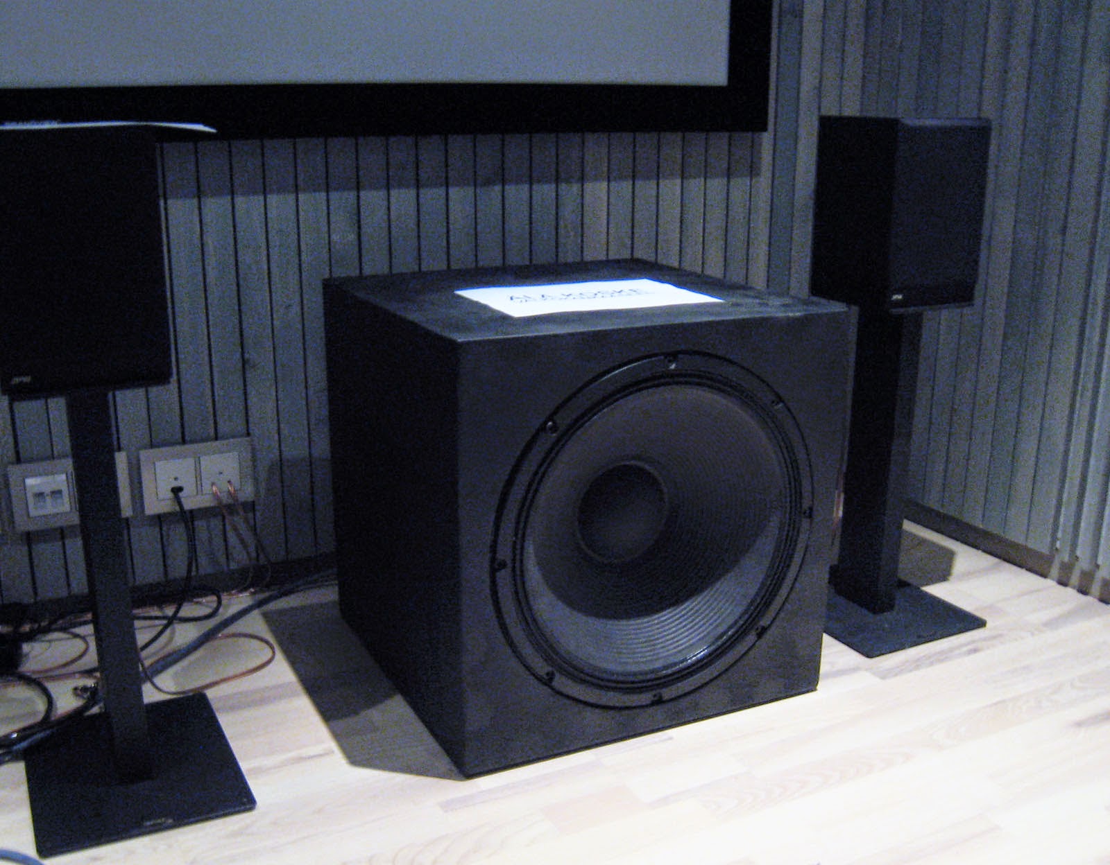 DIYprojektit Subwoofer Eighteen Sound 18LW1400 elementistä