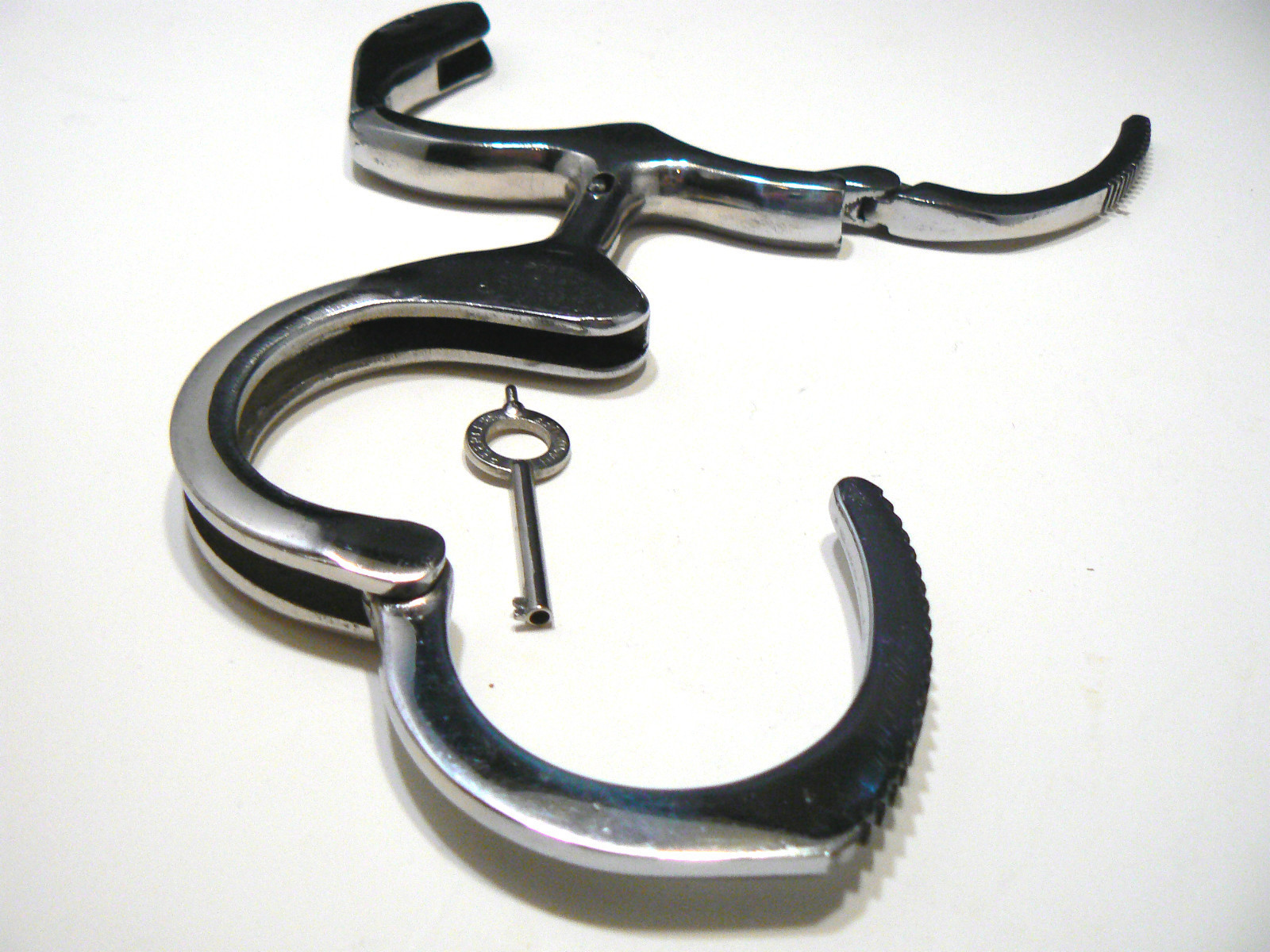 RestraintsBlog Pratt Handcuffs Nipper ComeALong