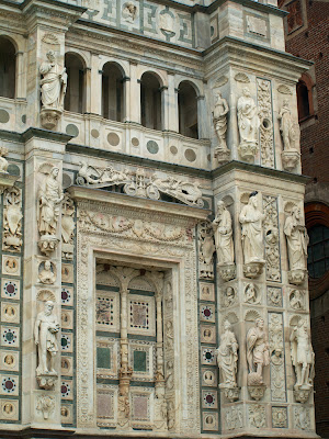Lateral derecho de la fachada Vista del lateral derecho de la iglesia de la Cartuja de Pavia