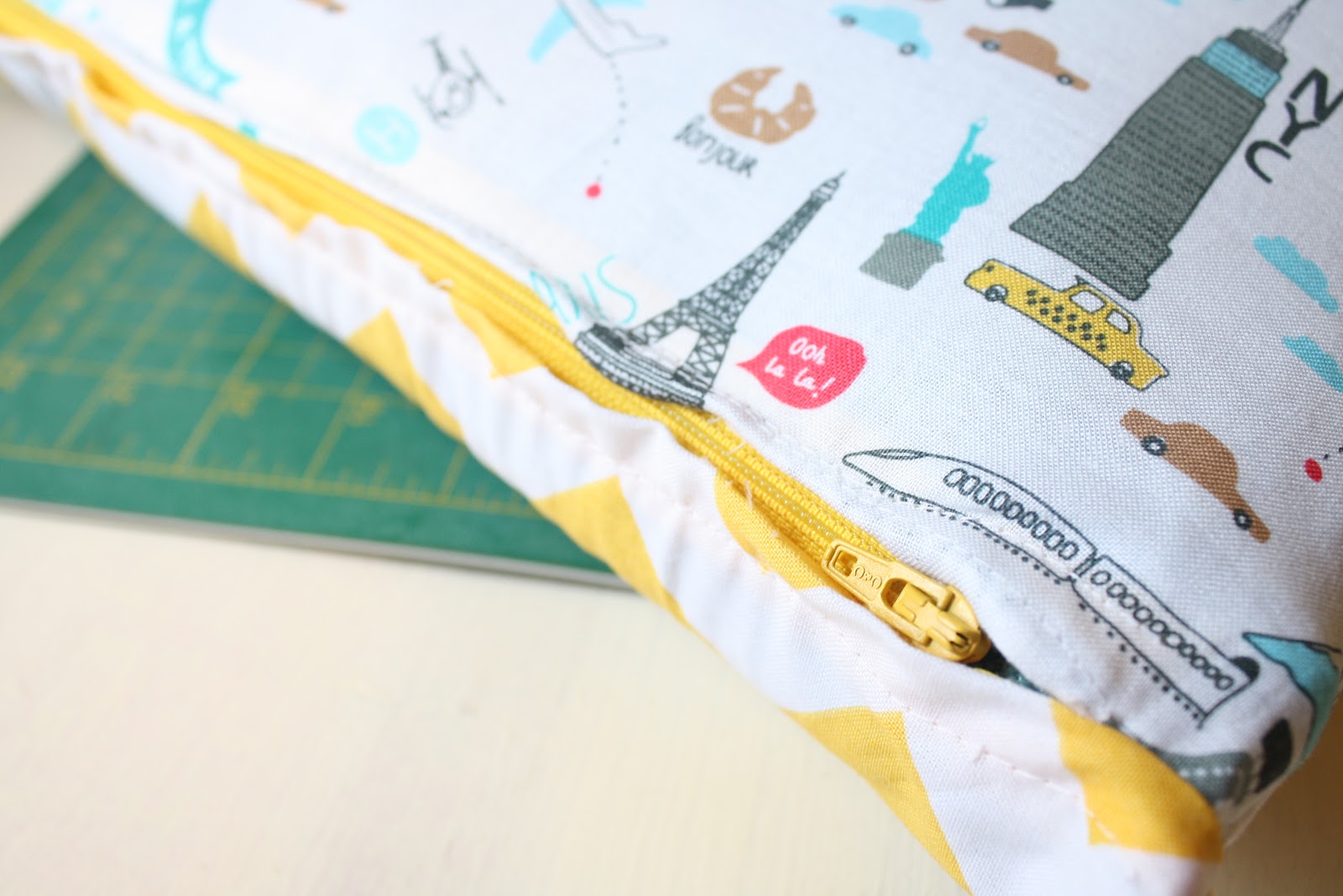 sewhungryhippie Zipper Pillow tutorial