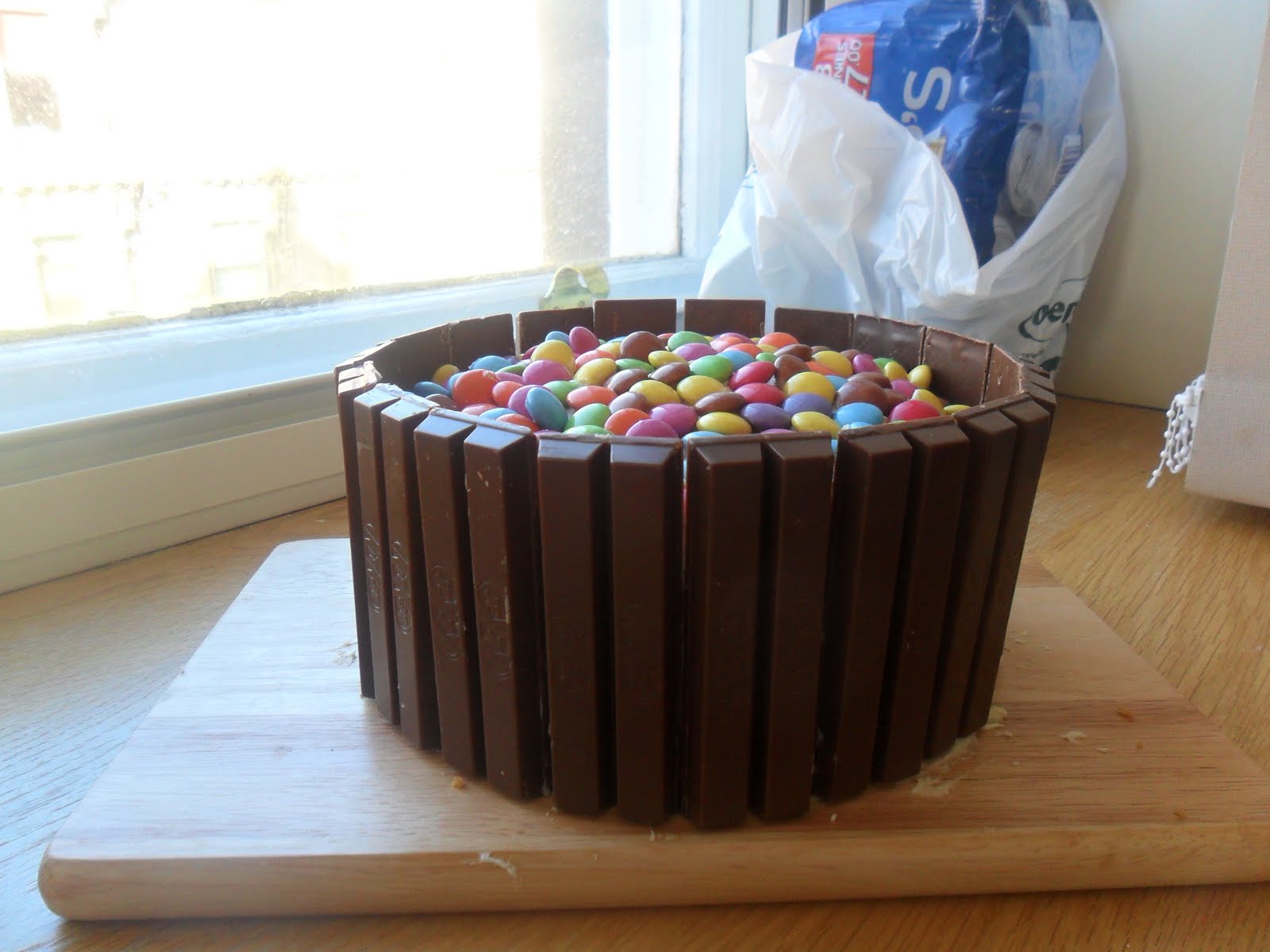 Cakecuccino Kit Kat & Smarties Cake!