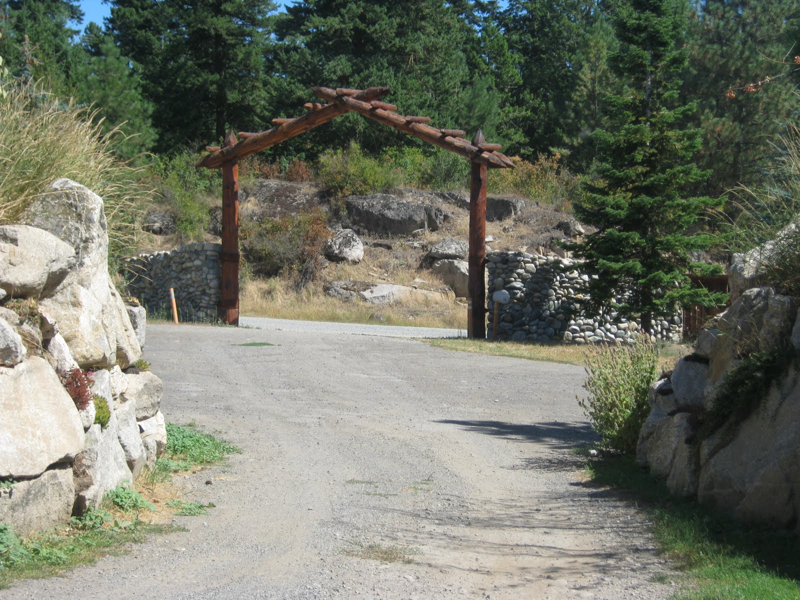 Funky Junk Jennifer Vendor Profile, a tour of Marianne Duarte's yard